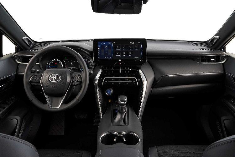 Bên trong nội thất của Toyota Venza 2021 được bê nguyên xi từ dòng Toyota Harrier từng ra mắt tại Nhật, chỉ khác ở vị trí vô lăng. Xe sở hữu nội thất 2 tông màu đen - nâu kết hợp. Trong đó, hầu hết các chi tiết đều là màu đen, riêng khu điều khiển trung tâm, bệ để tay và một phần cửa được bọc da nâu. Khu trung tâm được nhấn nhá bằng chi tiết viền chrome đẹp mắt.