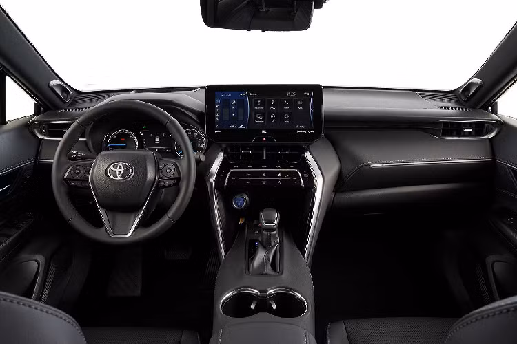 Bên trong nội thất của Toyota Venza 2021 được bê nguyên xi từ dòng Toyota Harrier từng ra mắt tại Nhật, chỉ khác ở vị trí vô lăng. Xe sở hữu nội thất 2 tông màu đen - nâu kết hợp. Trong đó, hầu hết các chi tiết đều là màu đen, riêng khu điều khiển trung tâm, bệ để tay và một phần cửa được bọc da nâu. Khu trung tâm được nhấn nhá bằng chi tiết viền chrome đẹp mắt.