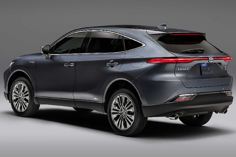 Toyota không nói nhiều về ngoại hình của Venza. Tuy nhiên, nhiều tín đồ xe Nhật sẽ nhận ra Venza mới có ngoại hình tương tự như dòng Harrier. Phần đầu xe dạng chữ x/ đồng hồ cát như trên các mẫu xe Lexus. Điểm nhấn trên thế hệ mới nằm ở cụm đèn pha LED mỏng kết nối với nhau thông qua một thanh mạ chrome. Cản trước thiết kế lại mạnh mẽ hơn.