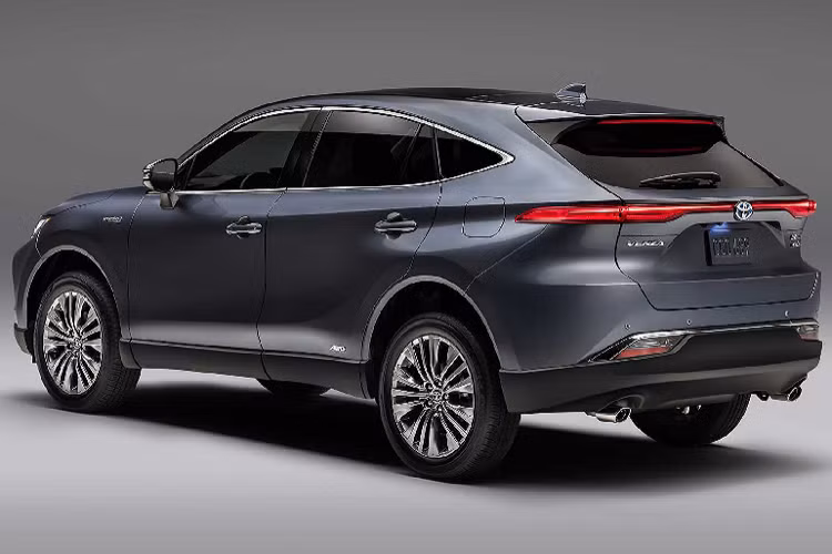 Toyota không nói nhiều về ngoại hình của Venza. Tuy nhiên, nhiều tín đồ xe Nhật sẽ nhận ra Venza mới có ngoại hình tương tự như dòng Harrier. Phần đầu xe dạng chữ x/ đồng hồ cát như trên các mẫu xe Lexus. Điểm nhấn trên thế hệ mới nằm ở cụm đèn pha LED mỏng kết nối với nhau thông qua một thanh mạ chrome. Cản trước thiết kế lại mạnh mẽ hơn.