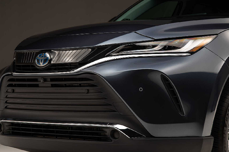 Cũng như những mẫu xe đời mới Toyota hiện nay, Venza sở hữu gói an toàn Toyota Safety Sense với nhiều tính năng trợ lái. Trong đó bao gồm Hệ thống Hỗ trợ tiền va chạm với chức năng phát hiện phương tiện, người đi bộ và người đi xe đạp, Ga tự động (adaptive cruise control), đèn pha tự động (automatic high-beam headlights) và hệ thống cảnh báo điểm mùa với chức năng cảnh báo phương tiện băng ngang đuôi.