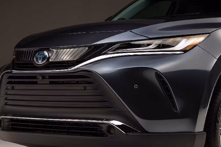 Cũng như những mẫu xe đời mới Toyota hiện nay, Venza sở hữu gói an toàn Toyota Safety Sense với nhiều tính năng trợ lái. Trong đó bao gồm Hệ thống Hỗ trợ tiền va chạm với chức năng phát hiện phương tiện, người đi bộ và người đi xe đạp, Ga tự động (adaptive cruise control), đèn pha tự động (automatic high-beam headlights) và hệ thống cảnh báo điểm mùa với chức năng cảnh báo phương tiện băng ngang đuôi.