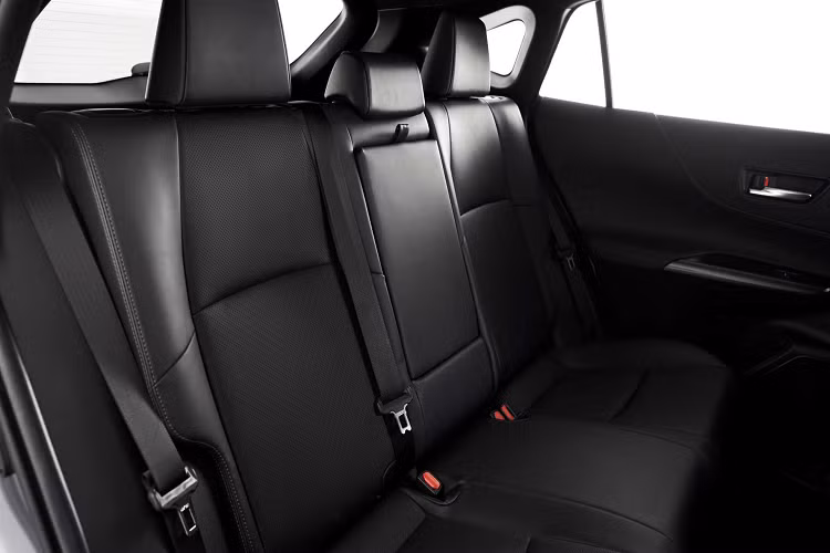 Xe sẽ chính thức mở bán vào mùa hè này tại Mỹ. Hiện hãng xe Nhật chưa công bố giá, nhưng vì Venza được định vị nằm ở phân khúc giữa RAV4 và Highlander, nên giá xe Toyota Venza 2021 khởi điểm sẽ dưới 30.000 USD (700 triệu đồng).