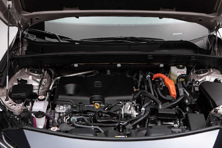 Venza được xây dựng trên nền tảng TNGA-K với hệ thống treo đa điểm, cho phép chiếc xe lái linh hoạt hơn, êm ái và giảm ồn. Về hệ thống lái, mẫu xe này còn sở hữu hệ thống hỗ trợ vào cua (active cornering assist) cùng hệ thống cân bằng điện tử nhằm giảm việc quăng xe (understeer) khi quẹo.