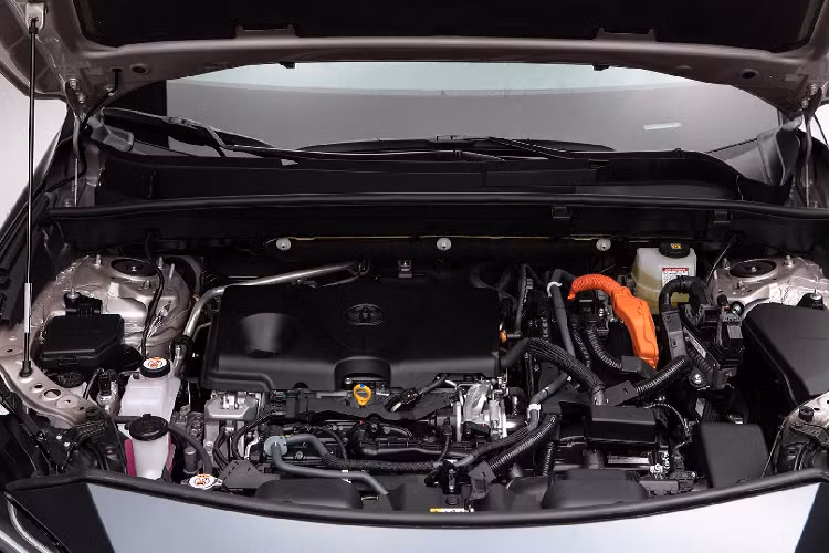 Venza được xây dựng trên nền tảng TNGA-K với hệ thống treo đa điểm, cho phép chiếc xe lái linh hoạt hơn, êm ái và giảm ồn. Về hệ thống lái, mẫu xe này còn sở hữu hệ thống hỗ trợ vào cua (active cornering assist) cùng hệ thống cân bằng điện tử nhằm giảm việc quăng xe (understeer) khi quẹo.