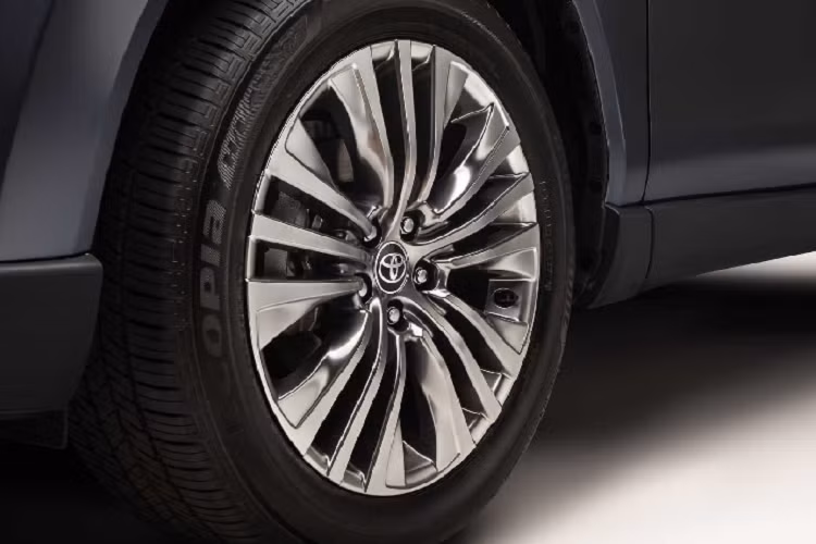 Ngoài ra, Toyota Venza còn sở hữu hệ thống theo dấu làn đường (lane tracing assist), nhận diện tín hiệu giao thông (road sign assist), cảnh báo chệch làn đường với hỗ trợ vô lăng (lane departure alert with steering assist). Phiên bản XLE và Limited còn sở hữu hệ thống hỗ trợ đỗ xe trước và sau với tính năng phanh tự động (front and rear parking assist with automated braking).