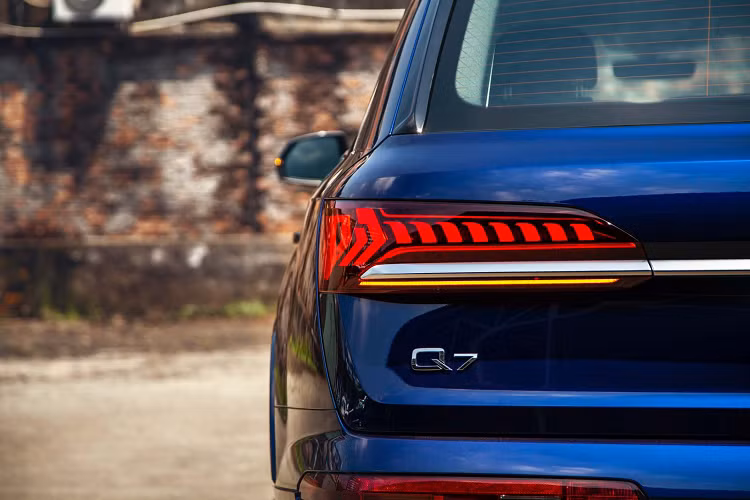 Thay đổi quan trọng hơn nằm ở dưới lớp vỏ xe. Hệ thống cân bằng chống lật chủ động bằng điện là trang bị tuỳ chọn nhằm giúp giảm độ rung lắc của thân xe khi di chuyển trên những cung đường gồ ghề. Audi Q7 2020 được trang bị hệ dẫn động 4 bánh AWD. Theo đó, bánh sau sẽ quay ngược hướng với bánh trước 5 độ khi xe chạy tốc độ thấp và quay cùng hướng khi xe chạy tốc độ cao nhằm cải thiện độ ổn định. Ngoài ra, xe cũng được trang bị hệ thống treo khí nén chủ động.