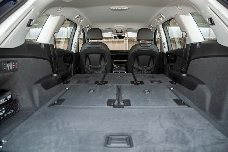 Bên cạnh đó, Audi Q7 cũng được tinh chỉnh lại phần đuôi xe, trang bị thêm dải chrome kết nối hai đèn hậu. Bản thân cụm đèn hậu cũng được tái thiết kế đồ họa. Mâm xe 5 chấu kép kích thước 19 inch. Cản sau mới với chụp ống xả đặt ẩn. Cốp chứa đồ phía sau sau đóng/mở điện tại cửa lái, chìa khoá hoặc vị trí gắn camera lùi. Gương chiếu hậu chỉnh điện tích hợp dải đèn LED báo rẽ.