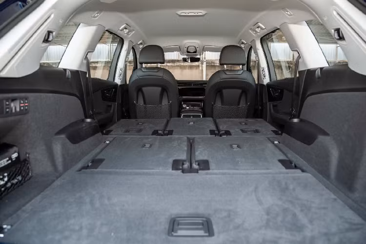 Bên cạnh đó, Audi Q7 cũng được tinh chỉnh lại phần đuôi xe, trang bị thêm dải chrome kết nối hai đèn hậu. Bản thân cụm đèn hậu cũng được tái thiết kế đồ họa. Mâm xe 5 chấu kép kích thước 19 inch. Cản sau mới với chụp ống xả đặt ẩn. Cốp chứa đồ phía sau sau đóng/mở điện tại cửa lái, chìa khoá hoặc vị trí gắn camera lùi. Gương chiếu hậu chỉnh điện tích hợp dải đèn LED báo rẽ.