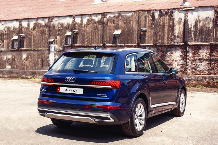 Đối thủ BMW X5 2020 vừa qua cũng đã được giới thiệu tại Việt Nam với hai phiên bản bao gồm xDrive 40i xLine giá 4,119 tỷ đồng và xDrive 40i xLine Plus giá 4,699 tỷ đồng. Đối thủ đến từ Mercedes-Benz trong phân khúc này là GLE 450 4Matic cũng được nhập khẩu nguyên chiếc và bán với giá 4,369 tỷ đồng. Volvo XC90 2020 hiện cũng có giá 4 tỷ đồng, tương đương với các đối thủ trong phân khúc