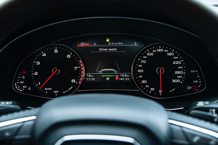 Di chuyển vào khoang cabin, nội thất của Audi Q7 2020 cũng nhận được những nâng cấp đáng kể bao gồm hệ thống thông tin giải trí phiên bản mới nhất MMI của hãng xe Đức, gồm một cặp màn hình cảm ứng lớn ở trung tâm bảng điều khiển. Buồng lái ảo Audi Virtual Cockpit không xuất hiện trên chiếc được đưa về Việt Nam, trong khi màn hình head-up là trang bị tùy chọn.