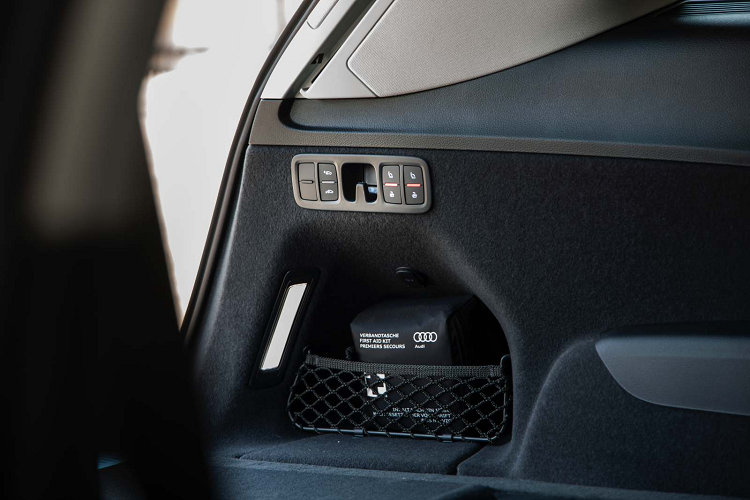 Audi Q7 2020 được trang bị ghế ngồi bọc da cao cấp, chỉnh điện đa hướng, nhớ 2 vị trí ở hàng ghế trước. Cabin trang trí bằng gỗ sần sang trọng và một chút kim loại. Hệ thống điều hoà 4 vùng độc lập, vô-lăng tròn tích hợp nhiều phím chức năng và lẫy chuyển số phía sau. Hàng ghế thứ 2 rộng rãi với 3 chỗ ngồi, gập phẳng bằng cơ. Hàng ghế thứ 3 dành cho 2 người lớn kích thước nhỏ hoặc trẻ em, có thể gập và dựng lên bằng nút bấm điện.