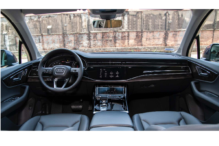 Về mặt thiết kế, Audi Q7 thế hệ mới sở hữu kích thước dài x rộng x cao lần lượt là 5.063 x 1.970 x 1.741 mm. Q7 2020 có chiều dài tổng thể nhỉnh hơn tất cả các đối thủ trong phân khúc 5+2 kể trên. Cụm đèn pha mới với thiết kế viền ấn tượng và công nghệ HD Matrix LED tùy chọn với ánh sáng laser. Đèn định vị dạng LED đứt đoạn, lưới tản nhiệt mới mở rộng, khe hút gió 2 bên cũng có kích thước lớn hơn.