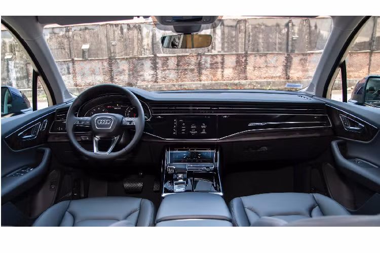 Về mặt thiết kế, Audi Q7 thế hệ mới sở hữu kích thước dài x rộng x cao lần lượt là 5.063 x 1.970 x 1.741 mm. Q7 2020 có chiều dài tổng thể nhỉnh hơn tất cả các đối thủ trong phân khúc 5+2 kể trên. Cụm đèn pha mới với thiết kế viền ấn tượng và công nghệ HD Matrix LED tùy chọn với ánh sáng laser. Đèn định vị dạng LED đứt đoạn, lưới tản nhiệt mới mở rộng, khe hút gió 2 bên cũng có kích thước lớn hơn.