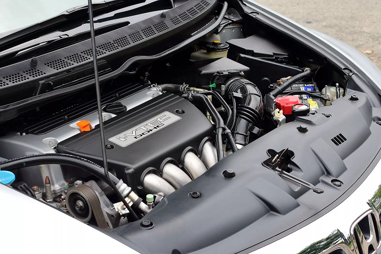 Honda Civic thế hệ thứ 8 phiên bản máy 2.0L đang được rao bán khá rộng rãi trên thị trường xe cũ với giá dưới 300 triệu đồng cho các đời đầu 2006 – 2007, các phiên bản mới hơn 2010 – 2012 có giá trên dưới 350 triệu đồng. Trong khi những mẫu xe ít đi, tình trạng xe tốt thì có giá hơn. Ví dụ như chiếc Honda Civic 2.0L đời 2012 này, sau gần 10 năm chỉ mới đi được trọn vẹn ...40.000km! Chính vì thế người bán có thể tự tin rao với mức giá khoảng 460 triệu đồng.