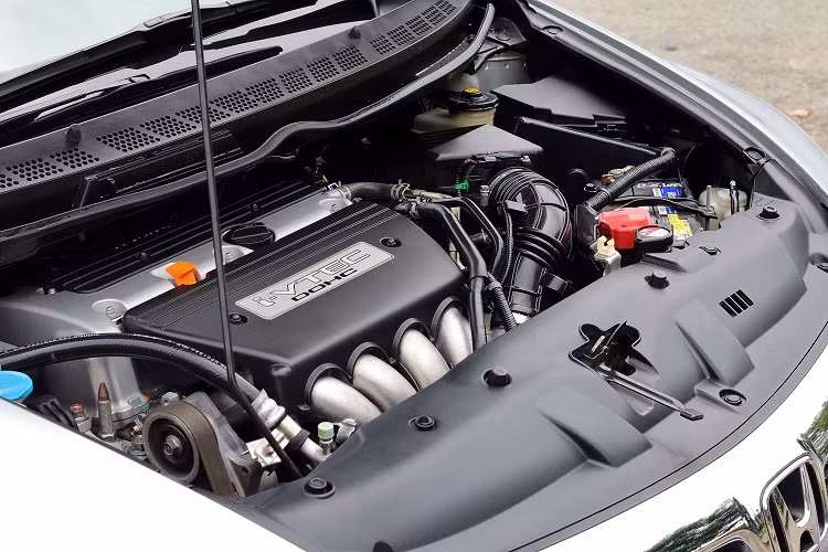 Honda Civic thế hệ thứ 8 phiên bản máy 2.0L đang được rao bán khá rộng rãi trên thị trường xe cũ với giá dưới 300 triệu đồng cho các đời đầu 2006 – 2007, các phiên bản mới hơn 2010 – 2012 có giá trên dưới 350 triệu đồng. Trong khi những mẫu xe ít đi, tình trạng xe tốt thì có giá hơn. Ví dụ như chiếc Honda Civic 2.0L đời 2012 này, sau gần 10 năm chỉ mới đi được trọn vẹn ...40.000km! Chính vì thế người bán có thể tự tin rao với mức giá khoảng 460 triệu đồng.