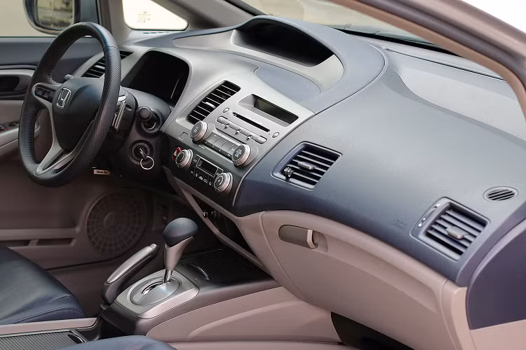 Sức mạnh được truyền xuống cầu trước (FWD), thông qua hộp số tự động 5 cấp (5AT). Đây là phiên bản cao cấp động cơ mạnh nhất ở thế hệ Civic này, trong khi các phiên bản còn lại sử dụng động cơ 1.8L (SOHC).