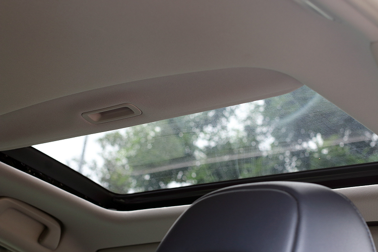 Trong tầm tiền mua xe hạng A, hiện nay người mua có thể sở hữu một chiếc Honda Civic thế hệ thứ 8. Để giảm rủi ro xe đâm đụng, ngập nước, sửa chữa chắp vá… người mua cần quan tâm đến các mẫu xe ít đi, xe được chủ sở hữu trước bảo quản tốt và đặc biệt là uy tín của người bán.