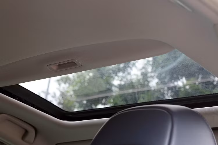 Trong tầm tiền mua xe hạng A, hiện nay người mua có thể sở hữu một chiếc Honda Civic thế hệ thứ 8. Để giảm rủi ro xe đâm đụng, ngập nước, sửa chữa chắp vá… người mua cần quan tâm đến các mẫu xe ít đi, xe được chủ sở hữu trước bảo quản tốt và đặc biệt là uy tín của người bán.