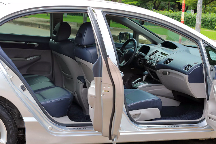 Honda Civic được trang bị động cơ xăng, 4cyl thẳng hàng, dung tích 2.0L, hút khí tự nhiên, cam đôi (DOHC), sử dụng công nghệ điều khiển van biến thiên (i-VTEC) cho công suất tối đa 155 mã lực tại 6.500 vòng/phút và mô men xoắn cực đại 190 Nm có được từ 4.300 vòng/phút.