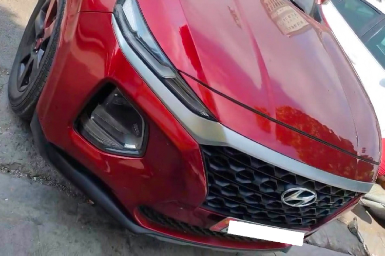 Nhìn vào hình ảnh có thể thấy, toàn bộ phần đầu xe chiếc Hyundai SantaFe đời cũ được nâng cấp “lên đời” với phần đầu của Santa Fe 2019 thế hệ thứ 4 mới, bao gồm mặt ca-lăng và lưới tản nhiệt “Cascading Grill” cỡ lớn, bên cạnh đèn pha được đặt thấp.