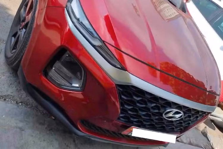 Nhìn vào hình ảnh có thể thấy, toàn bộ phần đầu xe chiếc Hyundai SantaFe đời cũ được nâng cấp “lên đời” với phần đầu của Santa Fe 2019 thế hệ thứ 4 mới, bao gồm mặt ca-lăng và lưới tản nhiệt “Cascading Grill” cỡ lớn, bên cạnh đèn pha được đặt thấp.