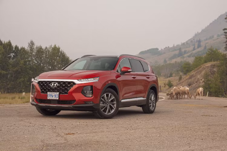 Mẫu xe SUV Hyundai SantaFe thế hệ thứ 2 được thiết kế theo phong cách mềm mại đơn giản, thế hệ Santa Fe này đã chiếm được nhiều cảm tình đông đảo người tiêu dùng Việt, trong đó động cơ dầu 2.2L được đánh giá cao bởi sự bền bỉ và tiết kiệm.