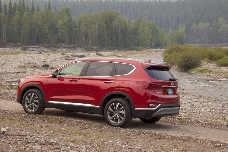 Cái tên SantaFe đã góp phần gầy dựng lên tên tuổi cho hãng xe Hyundai có thể tạo nên sản phẩm chất lượng, mang độ tin cậy cao có thể sánh vai với các hãng xe Mỹ và Nhật Lâu đời.
