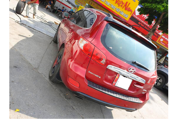 Trong khi phía sau được giữ lại nguyên bản mà không hề có sự thay đổi nào. Chính sự nâng cấp này đã gây ấn tượng cho người xem, nhiều bình luận từ người dùng xe SantaFe tỏ ra khá bất ngờ khi chiếc xe thế hệ thứ 2 có thể nâng cấp được phần đầu của SantaFe thế hệ thứ 4 mới hiện nay.