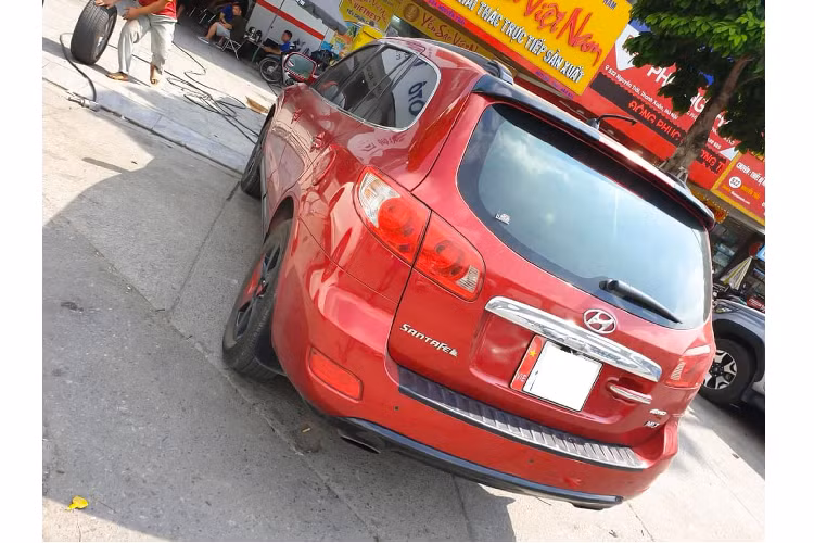 Trong khi phía sau được giữ lại nguyên bản mà không hề có sự thay đổi nào. Chính sự nâng cấp này đã gây ấn tượng cho người xem, nhiều bình luận từ người dùng xe SantaFe tỏ ra khá bất ngờ khi chiếc xe thế hệ thứ 2 có thể nâng cấp được phần đầu của SantaFe thế hệ thứ 4 mới hiện nay.