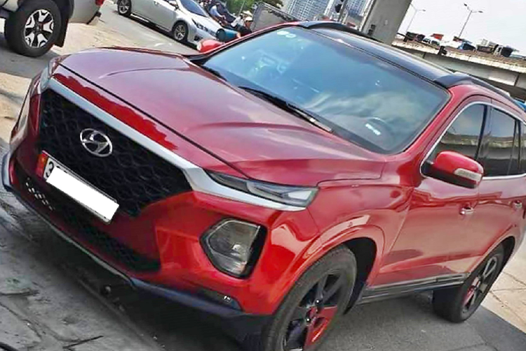 Hình ảnh chiếc Hyundai SantaFe đời cũ chơi lớn nâng cấp “vượt đời xe” được chia sẻ trong một nhóm SantaFe trên Facebook gây tò mò và thích thú cho người xem. Chiếc SantaFe màu đỏ này thuộc thế hệ thứ 2, sản xuất trong giai đoạn (2007 – 2012), xe phiên bản “MLX” máy dầu 2.2L.