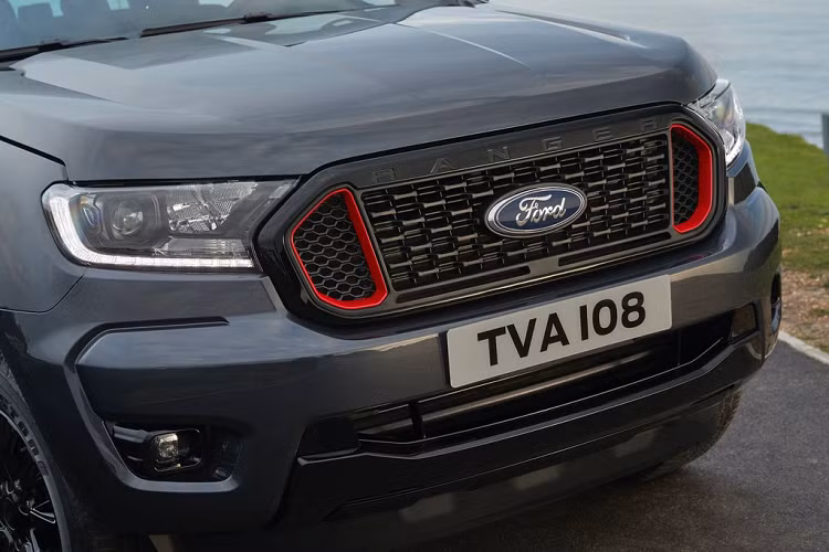 Dễ dàng phân biệt Ranger Thunder với các mẫu bán tải khác của Ford nhờ màu sơn xám Sea Grey, lưới tản nhiệt viền đỏ và bộ mâm thể thao 18 inch. Trang bị tiêu chuẩn trên xe bao gồm đèn pha LED projector, logo Thunder dạng nổi 2 bên cửa, logo Ranger màu đen mờ...