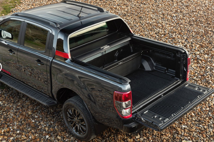 Ranger Thunder dùng động cơ diesel EcoBlue bi-turbo 2.0L tương tự Ranger Raptor, động cơ này sản sinh công suất 210 mã lực và mô-men xoắn cực đại 500 Nm. Xe sử dụng hộp số tự động 10 cấp và hệ dẫn động 4 bánh.