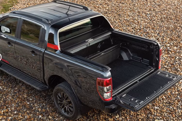 Ranger Thunder dùng động cơ diesel EcoBlue bi-turbo 2.0L tương tự Ranger Raptor, động cơ này sản sinh công suất 210 mã lực và mô-men xoắn cực đại 500 Nm. Xe sử dụng hộp số tự động 10 cấp và hệ dẫn động 4 bánh.