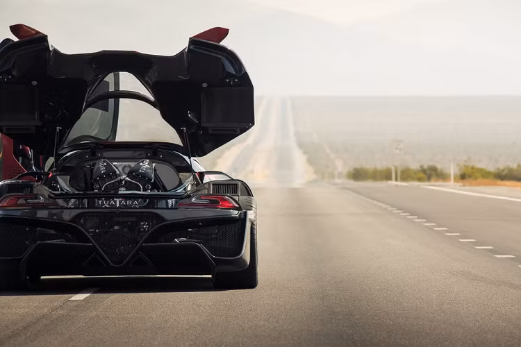 Nevada DOT đã phong tỏa một quãng đường dài hơn 11 km để SSC North America lập kỷ lục. Chiếc Tuatara đã có dư không gian để đạt tốc độ cần thiết, nhưng vào ngày diễn ra sự kiện, thời tiết đã không ủng hộ với gió tạt đáng lo ngại. Trong lần chạy đầu tiên, Webb chỉ đạt tốc độ 461,88 km/h.