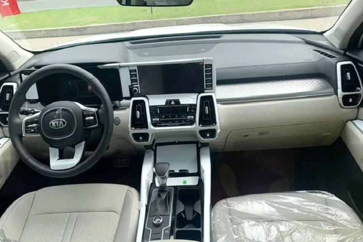 Không chỉ riêng Kia Sorento, dòng xe “anh em” Hyundai SantaFe bản máy dầu cũng rất được ưa chuộng.