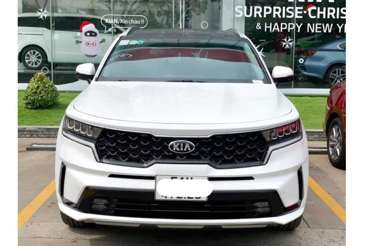 Theo tìm hiểu, chiếc Sorento 2021 này được đăng ký biển số ở TP. HCM. Xe thuộc phiên bản Kia Sorento 2.2L Luxury. Đáng chú ý, xe chỉ mới lăn bánh được khoảng 20km, ODO rất thấp và có thể xem là chạy “lướt”. Xe đang trong tình trạng như xe mới, khi nội thất vẫn còn lớp ni lông bảo vệ ghế ngồi, bảng táp-lô hay ở vị trí cửa gió điều hoà.