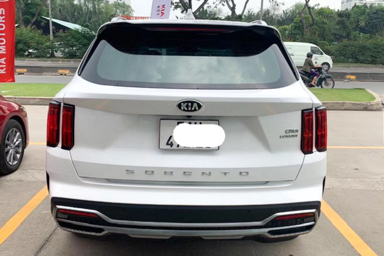 Kia Sorento 2021 phiên bản máy dầu Luxury sử dụng hệ dẫn động cầu trước (FWD), trong khi hai phiên bản Premium và Signature cao cấp hơn sử dụng hệ dẫn động bốn bánh (AWD).