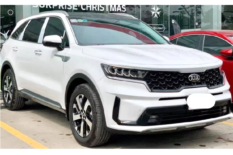 Giá xe Kia Sorento 2021 phiên bản máy dầu 2.2L Luxury đang niêm yết 1,179 tỷ đồng. Tham khảo giá lăn bánh tại khu vực TP. HCM rơi vào khoảng 1,26 tỷ đồng. Đó là chưa tính đến các chi phí phụ khác như “đồ chơi” cho xe, chi phí bảo hiểm khác cho xe, sau khi mua xe mới.