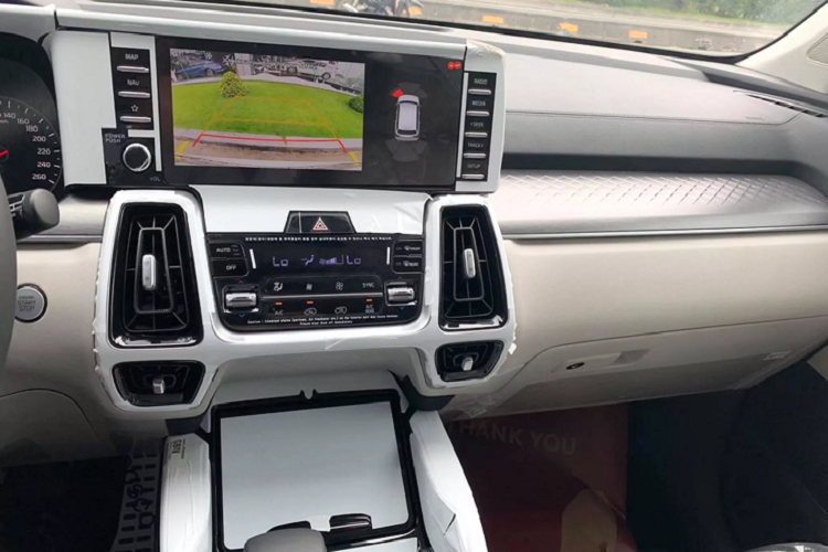 Phiên bản máy dầu 2.2L của Sorento 2021 còn mang ưu điểm hấp dẫn nằm ở hộp số tự động ly hợp kép 8 cấp, hộp số này hiện đại và nhiều cấp hơn so với bản máy xăng 2.5L sử dụng hộp số tự động 6 cấp.