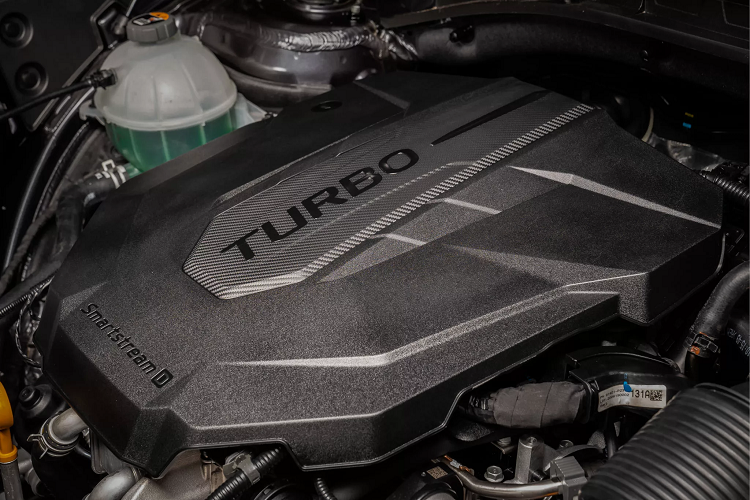 Trên thực tế, Kia Sorento 2021 phiên bản máy dầu 2.2L thường được số đông người mua xe quan tâm lựa chọn vì động cơ dầu này “có tiếng” bền bỉ, tiết kiệm và kinh tế.