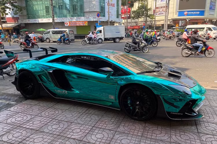Bộ bodykit giới hạn đặc biệt dành riêng cho Aventador này được Liberty Walk công bố tại Triển lãm Tokyo 2018 diễn ra vào đầu năm 2018. Với sự chịu chi của chủ cũ là vị đại gia Vũng Tàu, Việt Nam đã trở thành nước thứ 2 tại Đông Nam Á có được một chiếc Aventador Limited Edition 50 (sau Thái Lan).