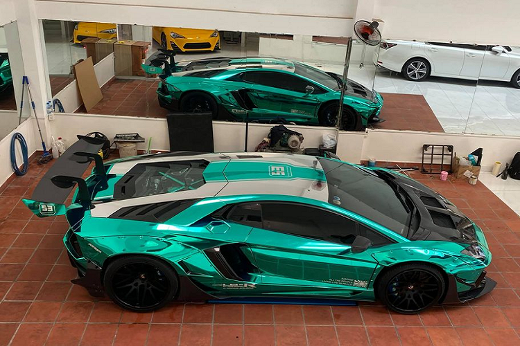 Lamborghini Aventador Limited Edition 50 độc nhất tại Việt Nam không chỉ là một gói độ thông thường. Siêu phẩm này trở nên đặc biệt nhờ việc sở hữu bộ bodykit giới hạn Limited Edition 50 - chỉ sản xuất 50 bộ trên toàn thế giới, trong đó thị trường toàn cầu là 20 chiếc và 30 chiếc còn lại dành riêng cho nội địa Nhật Bản. Gói nâng cấp mà Aventador tại Việt Nam được trang bị có số thứ tự thứ hai trên tổng số 50 và có giá 3 tỷ VNĐ.