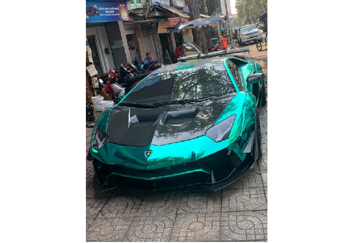 Theo tìm hiểu, siêu phẩm Aventador Edition 50 độc nhất tại Việt Nam này đã được bán lại cho doanh nghiệp kinh doanh xe quận 5. Tuy nhiên, chỉ sau đó 2 ngày, siêu phẩm giới hạn tới từ nước Ý đã được một vị đại gia chơi xe nổi tiếng ở Đà Lạt mua lại. Giá trị của thương vụ không được tiết lộ nhưng theo ước tính có thể lên tới vài chục tỷ đồng.