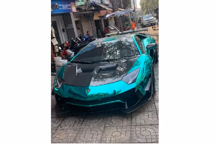 Theo tìm hiểu, siêu phẩm Aventador Edition 50 độc nhất tại Việt Nam này đã được bán lại cho doanh nghiệp kinh doanh xe quận 5. Tuy nhiên, chỉ sau đó 2 ngày, siêu phẩm giới hạn tới từ nước Ý đã được một vị đại gia chơi xe nổi tiếng ở Đà Lạt mua lại. Giá trị của thương vụ không được tiết lộ nhưng theo ước tính có thể lên tới vài chục tỷ đồng.