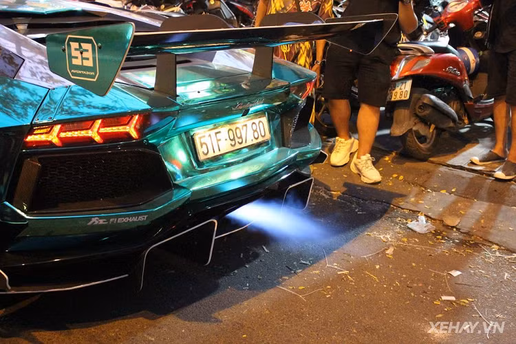 Xét về phong cách ngoại thất, Lamborghini Aventador Edition 50 mới trông dữ dằn và hầm hố hơn hẳn nhờ được bổ sung rất nhiều chi tiết làm từ sợi carbon, không chỉ tăng thêm tính thẩm mỹ, điều này còn giúp siêu xe thể thao giảm được một chút cân nặng. Có thể thấy đầu xe được lấy cảm hứng rõ rệt từ chiếc siêu xe Lamborghini Aventador SV với dè trước cắt bớt cùng nắp ca-pô hoàn thiện trong sợi carbon bóng tích hợp hai hốc hút gió cỡ lớn.