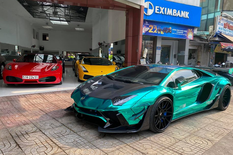 Mới đây, những hình ảnh về siêu phẩm Lamborghini Aventador Edition 50 độ thuộc sở hữu của một thành viên Car Passion sinh sống tại TP.Vũng Tàu, đang đỗ trước cửa một công ty chuyên kinh doanh xe sang tại quận 5, TP HCM đã nhanh chóng thu hút sự quan tâm của cộng đồng yêu xe.