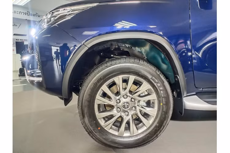 Ở phiên bản máy dầu 2.4L, nội thất Fortuner 2021 không có thay đổi về bố cục so với phiên bản cũ. Toyota chỉ thực hiện những thay đổi nhỏ tập trung vào tiện nghi và giải trí, đổi mới thiết kế ghế ngồi đi kèm với vật liệu và cách trang trí khác nhau.