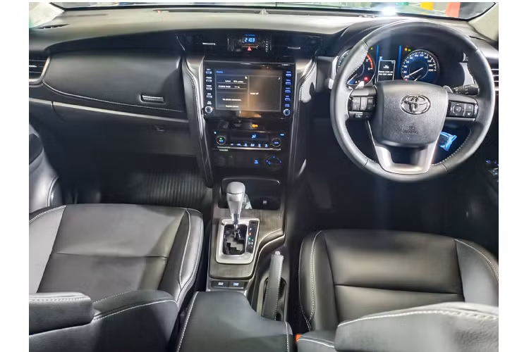 Ngay chính giữa bảng táp-lô là màn hình cảm ứng 8 inch hỗ trợ kết nối Apple CarPlay/ Android Auto (bản 2.8L dùng màn hình 9 inch), tích hợp hệ thống viễn thông T-Connect với nhiều chức năng như: Tìm xe, kiểm tra vị trí của xe, nhắc nhở bảo dưỡng xe… Trong khi bản 2.8L có thêm nhiều trang bị cao cấp hơn như loa JBL, LED trang trí nội thất, đá cốp,...