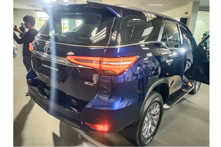 Từ trước đến nay, Toyota Fortuner được rất nhiều khách hàng Việt ưa chuộng bởi các yếu tố như: thương hiệu mạnh, mạng lưới phân phối phủ rộng khắp cả nước dễ dàng mang e sửa chữa bảo dưỡng, động cơ bền bỉ đã được kiểm chứng, và hơn hết là ít rớt giá so với mặt bằng chung. Toyota Fortuner luôn là sự lựa chọn của số đông người mua xe, khiến nó trở thành dòng xe bán chạy nhất trong phân khúc tại Việt Nam.